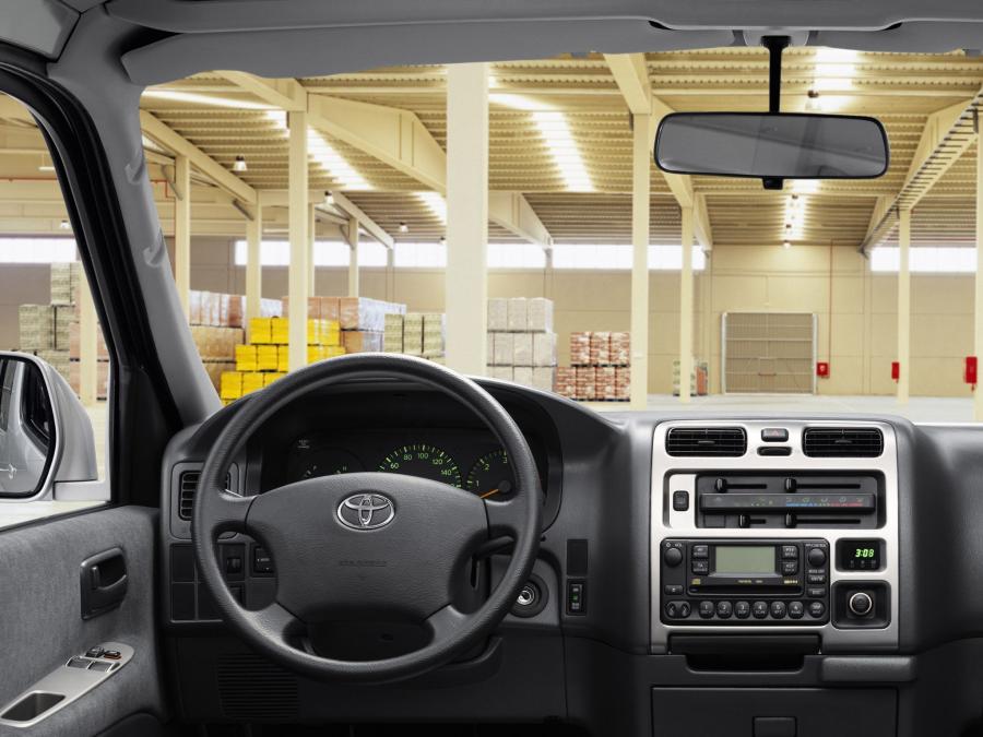  Toyota Hiace 2006 года  (фото 2 из 27)